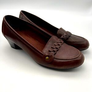 Clarks Sz 7 Woman’s Leather Loafers with Braided Accent.